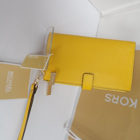 COPY - Michael Kors Jet Set -Pebble Leather Ph Wristlet - Picture 16 of 16